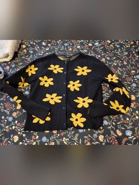 Forever 21 F21 Black Yellow Daisy Flower Floral Cropped Cardigan Sweater. Size M